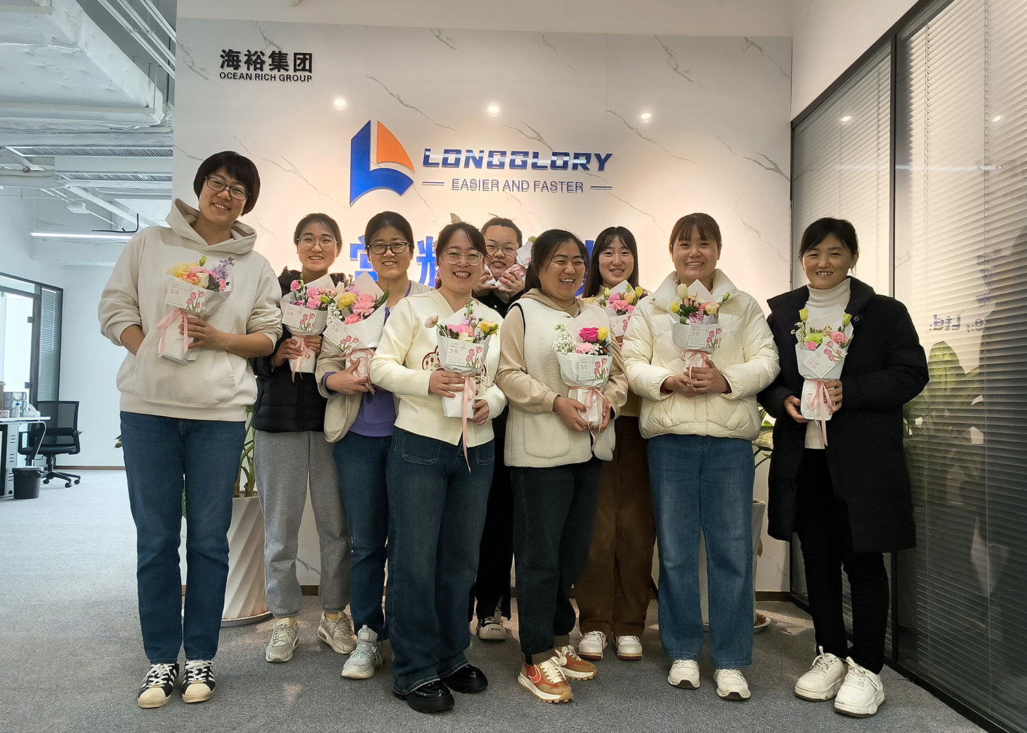 フィットネス機器サプライヤーの LongGlory は、世界中のすべての女性が幸せな休日を過ごせることを願っています。