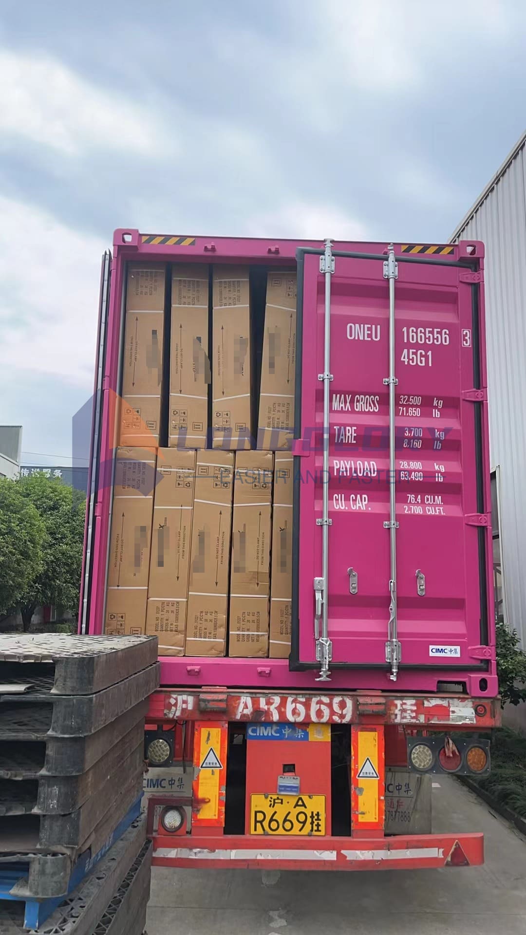 フィットネス機器をコンテナに積み込む